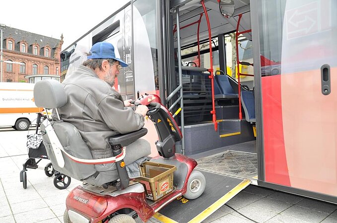 E-Scooter fährt über RAmpe in den Bus