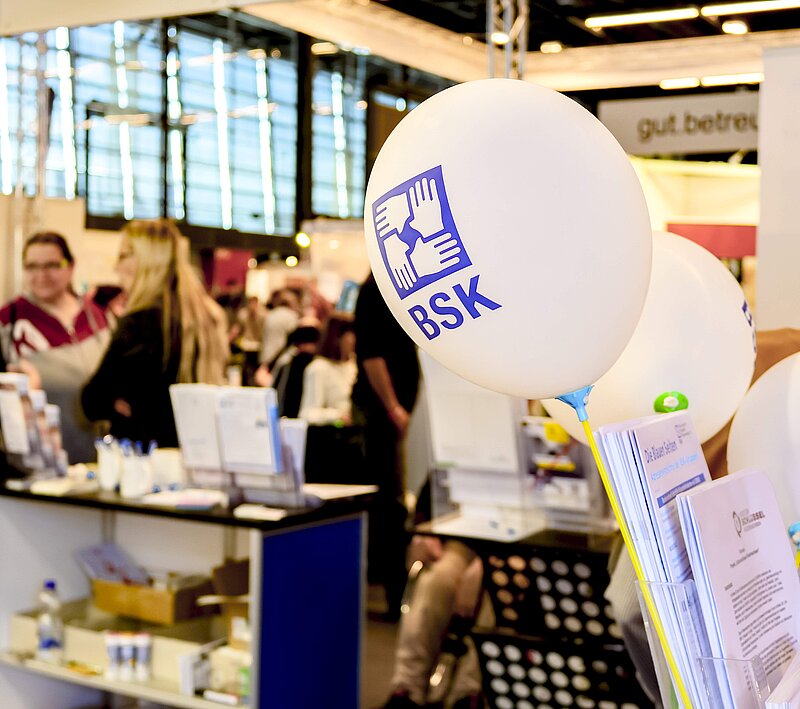 BSK Ballons an einem Messestand, im Hintergrund Menschen