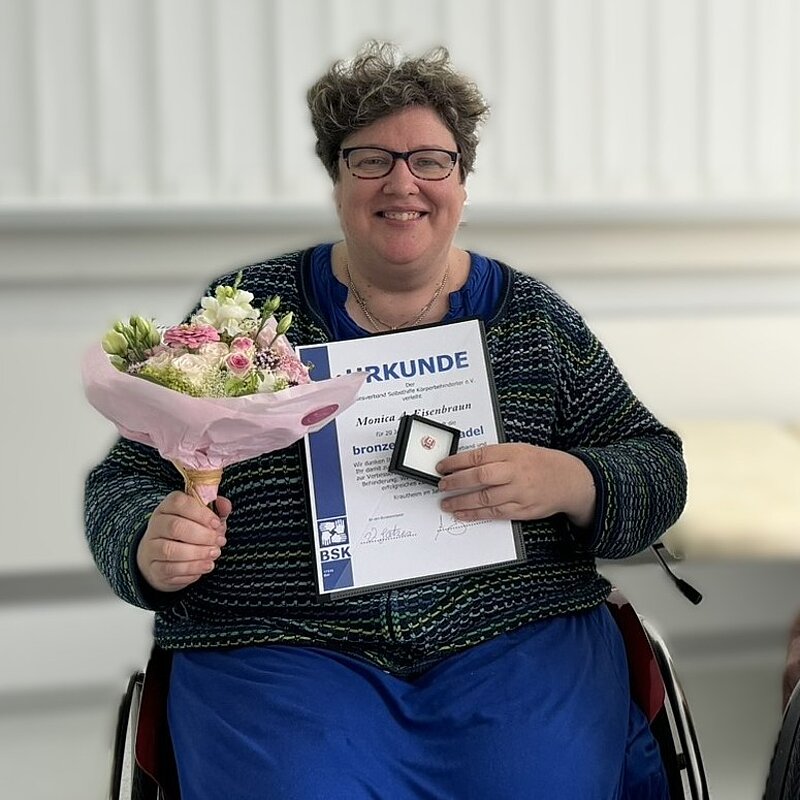 Monica Eisenbraun mit Urkunde