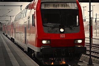 Ein Regiozug nach Hof fährt ein